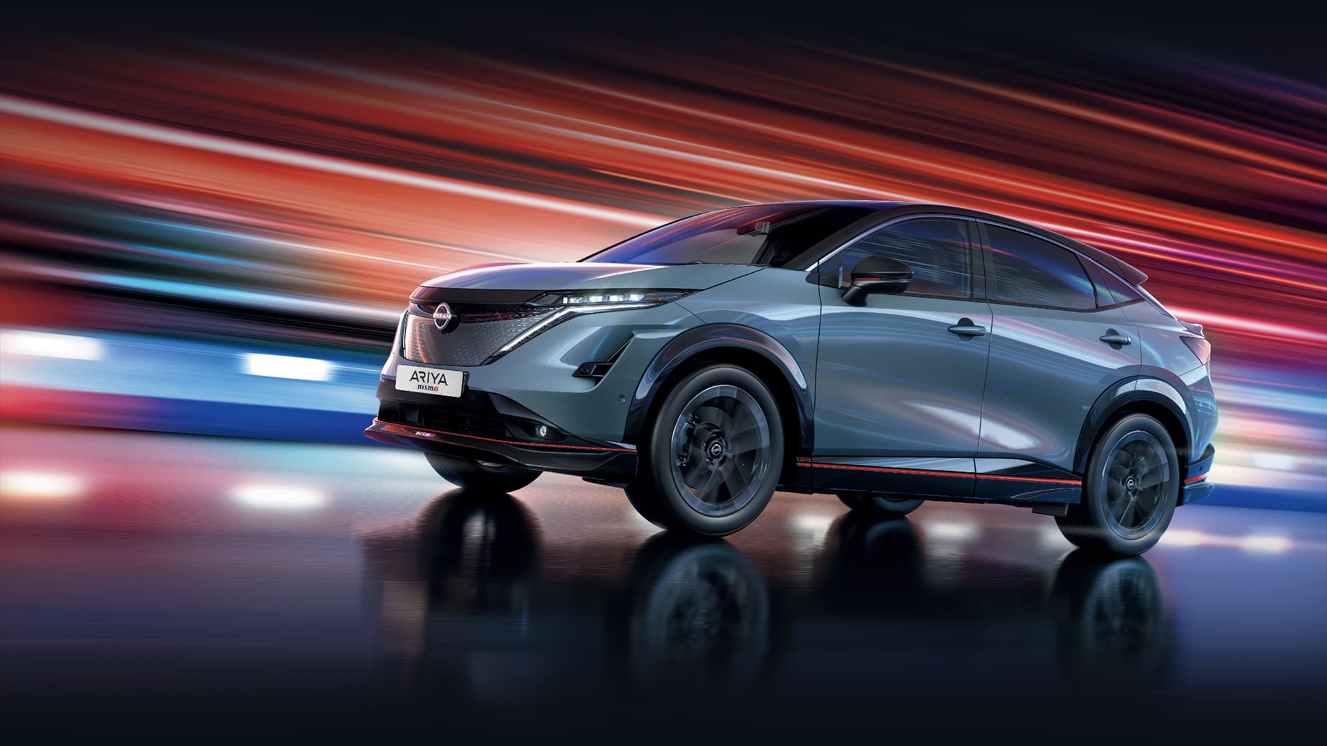 Nissan ARIYA Nismo video-loop som visar strålkastarna fram & andra exteriöra funktioner. Körande bil framför lastontainer